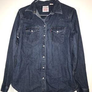Women’s Tailored Fit Levi’s size M shirt